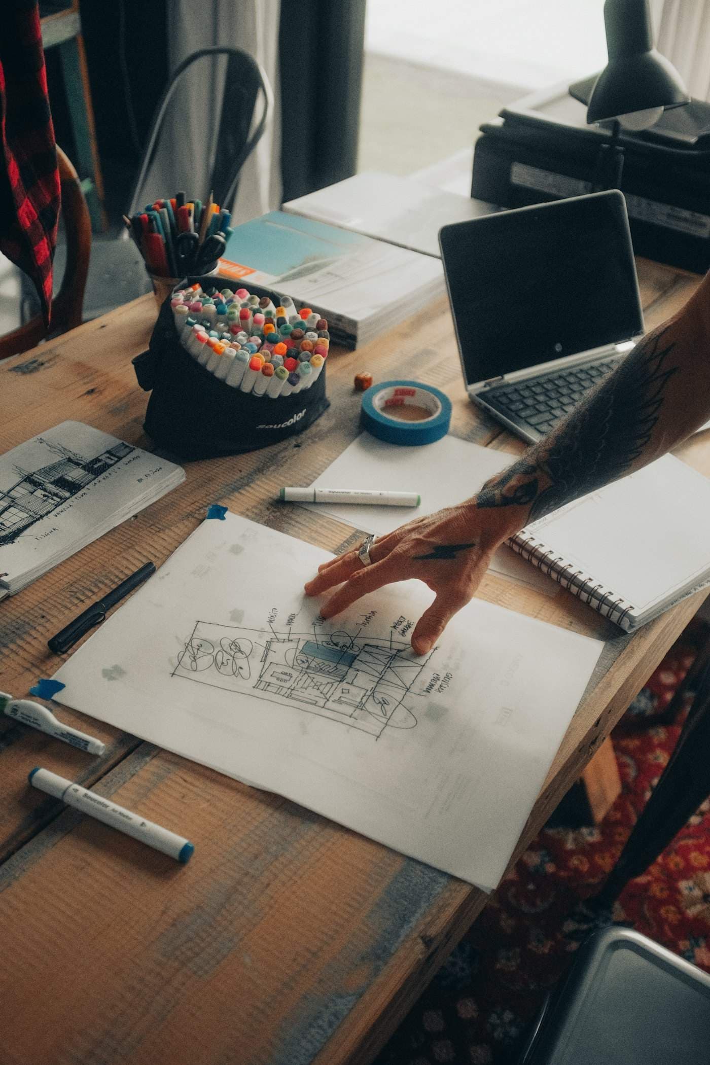 Sketsa denah di meja kerja studio